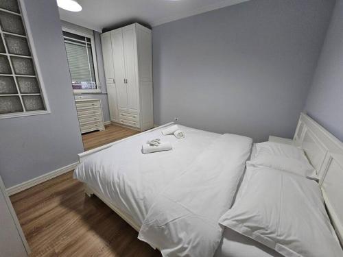 Central apartment with balcony 1, Tirana (zdjęcie 7)