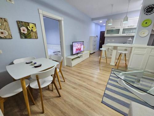 Central apartment with balcony 1, Tirana (zdjęcie 3)