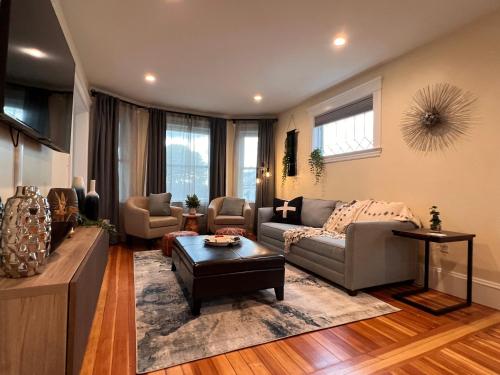 Your Boston Retreat - Great porches - 2/BR sleep 6 in Everett, Vereinigte Staaten von Amerika