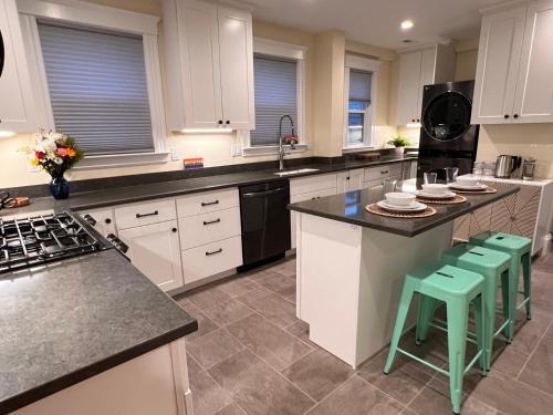 廚房, Your Boston Retreat - Great porches - 2/BR sleep 6 in 埃弗里特（馬薩諸塞州）