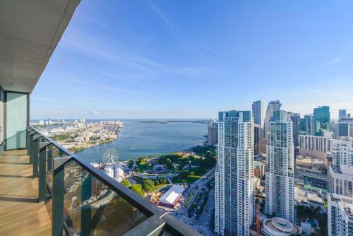 Bayside Apartment with Impressive City Views