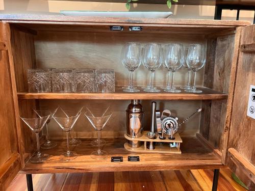 酒吧/高級酒吧, Your Boston Retreat - Great porches - 2/BR sleep 6 in 埃弗里特（馬薩諸塞州）