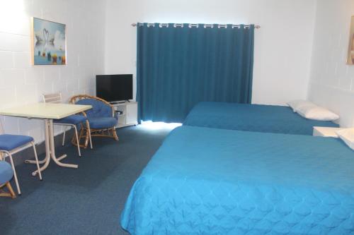 Superior Room with 2 Queen Beds and Spa Bathtub image 10