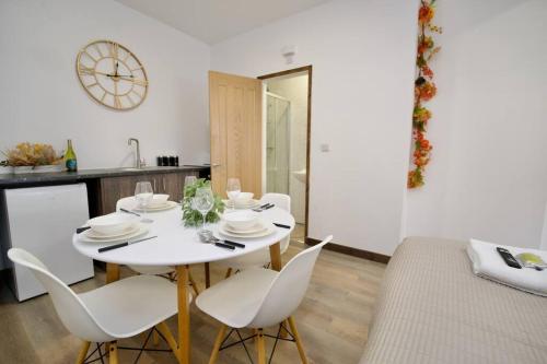 Konyha, Matlock Studio 1 - Coventry in Foleshill