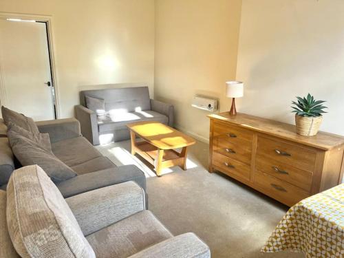 Two bed flat in popular York Rd - Birmingham