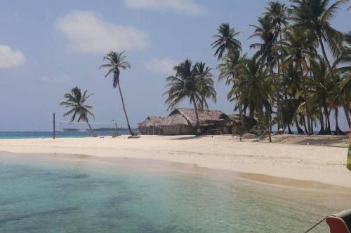 Cabaña frente al mar de Guna Yala Isla del Barco hundido (Cabana frente al mar de Guna Yala Isla del Barco hundido) in El Porvenir