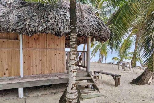 Ümbrus, Cabaña frente al mar de Guna Yala Isla del Barco hundido (Cabana frente al mar de Guna Yala Isla del Barco hundido) in El Porvenir