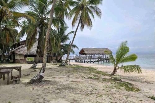 Vaatamisväärsus lähikonnas, Cabaña frente al mar de Guna Yala Isla del Barco hundido (Cabana frente al mar de Guna Yala Isla del Barco hundido) in El Porvenir