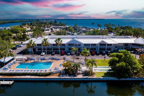 DOLPHINS, BEACH step away, WIFI, FREE PARKING,POOLS, JACUZZI in Ruskin, USA