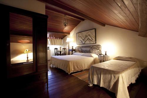 1 queen bed, 2 twin beds