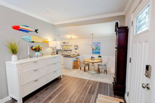 Happy Camper Cottage - Cozy Oasis with Hot Tub in Palm Harbor, USA