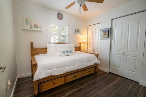 Happy Camper Cottage - Cozy Oasis with Hot Tub in Palm Harbor, USA