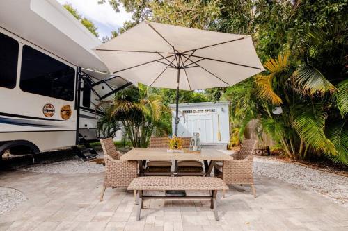 Happy Camper Cottage - Cozy Oasis with Hot Tub in Palm Harbor, USA