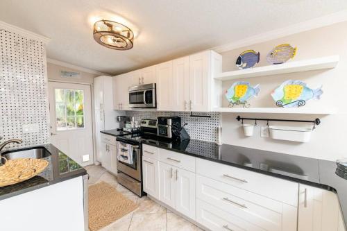 Happy Camper Cottage - Cozy Oasis with Hot Tub in Palm Harbor, USA