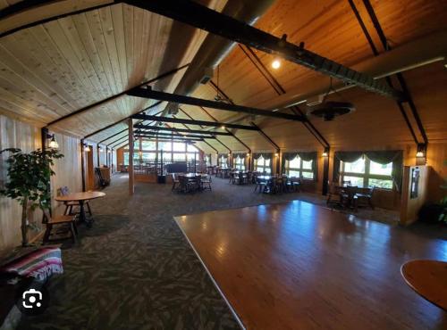 ห้องอาหาร, Cozy Indian Lake Chalet on Golf Course with Arcade/Gameroom in ซัมเมอเซต (PA)