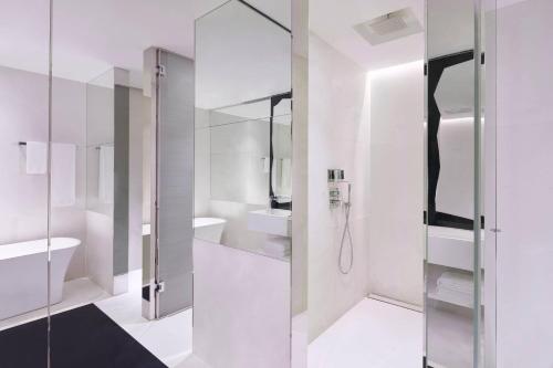 Deluxe, Guest Room, 1 King image 4