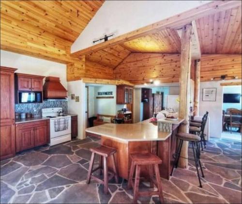 Waterfront Cottage in Lion's Head in Pike Bay (ON)