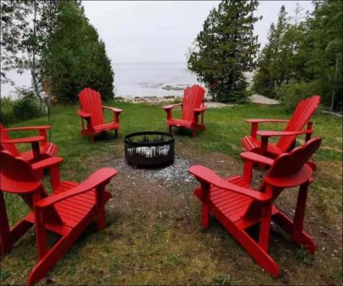 Waterfront Cottage in Lion's Head in Pike Bay (ON)