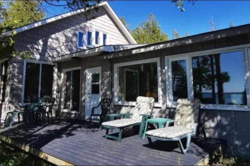 Waterfront Cottage in Lion's Head in Pike Bay (ON)