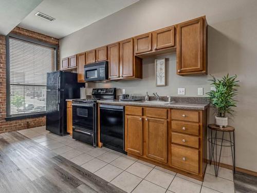 Deluxe Studio in Historic Downtown Building! in Bartlesville, USA