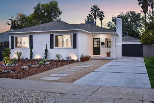 Beautiful 3 Bed Home with a Large Back Yard Outdoor Space