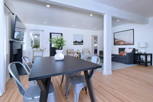 Beautiful 3 Bed Home with a Large Back Yard Outdoor Space