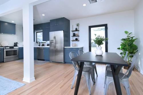 Beautiful 3 Bed Home with a Large Back Yard Outdoor Space