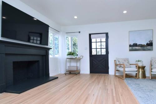Beautiful 4 Bed Home + Jacuzzi in Los Angeles, USA