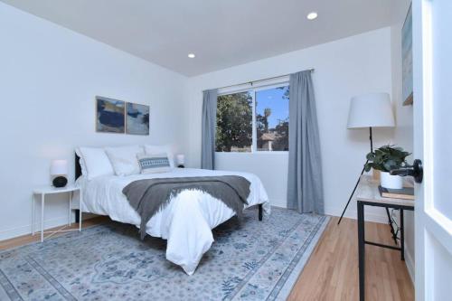 Beautiful 3 Bed Home with a Large Back Yard Outdoor Space