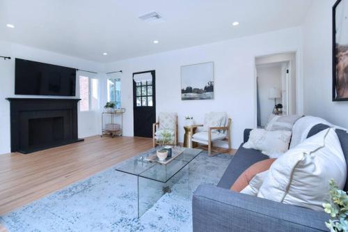 Beautiful 4 Bed Home + Jacuzzi in Los Angeles, USA