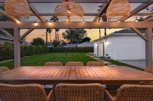 Beautiful 3 Bed Home with a Large Back Yard Outdoor Space