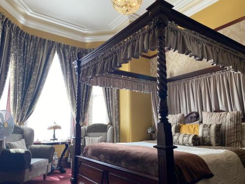 Dotări, The Grand On Macfie in Devonport
