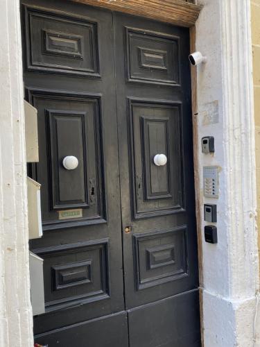 Palatial Flat inside Bright Duplex Penthouse, La Valette (photo 3)