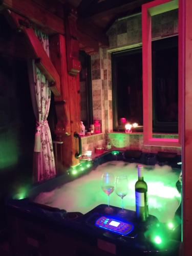 Karstais baseins, Kuća za odmor uz rijeku Slapnica, u Parku prirode Žumberak, finska sauna i jacuzzi (Kuca za odmor uz rijeku Slapnica, u Parku prirode Zumberak, finska sauna i jacuzzi) in Kostanjevac