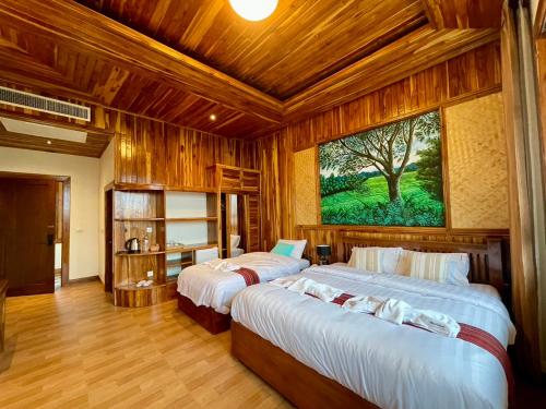 Kum-Chan House Hotel (เฮือนก่ำจันทร์) near Wat Prathat Chaehang