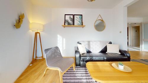 The Elegance - Renovated apartment with parking - image 7