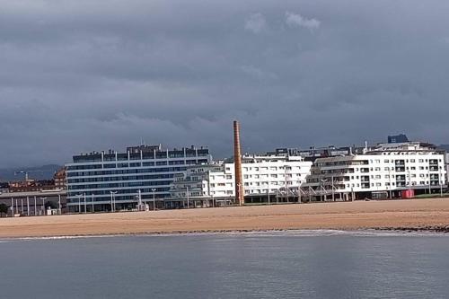 Apartamento en la playa terraza, vistas al mar y garaje