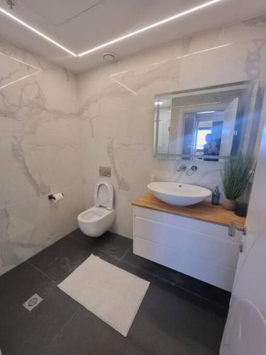 JTower Royal Suites - The Penthouse - Alefimmoed - image 3