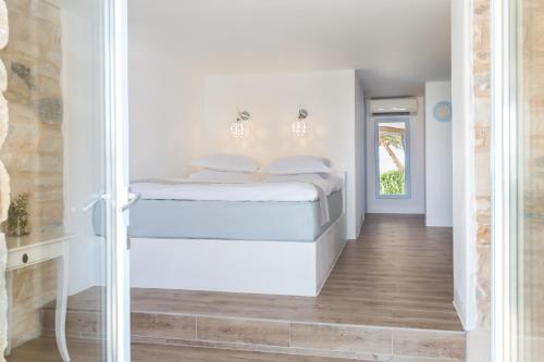  Deluxe Suite Sea View with private pool image 7