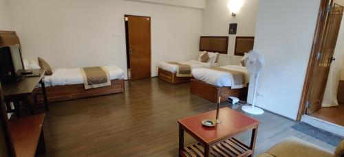 Standard Triple Room image 2