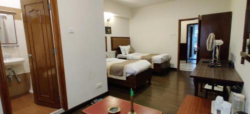 Standard Double Room image 4