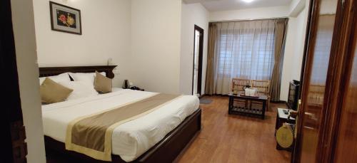 Standard Double Room image 3