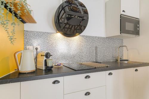 Kitchen, LE LOUIS D’OR -Acces facile Gare/Eurexpo/Aeoroport near AviaSim Lyon