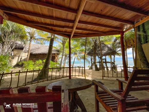 The Alpha Monkey hotel & Tree house in แทนกาลเล