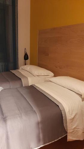 2 twin beds