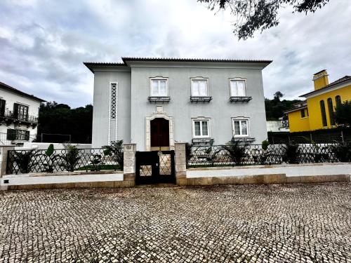 Relax and Explore Lisbon Suites and Rooms 3