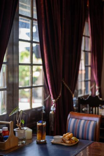 Restaurant, Velawarin Hotel in Warinchamrap