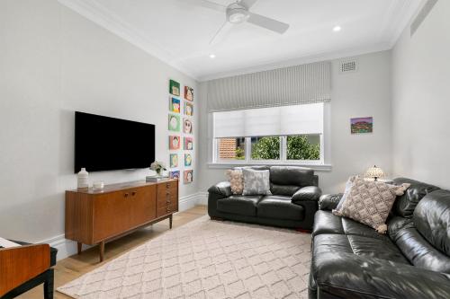 Balmoral Hamptons House with heated pool and hot tub - image 8