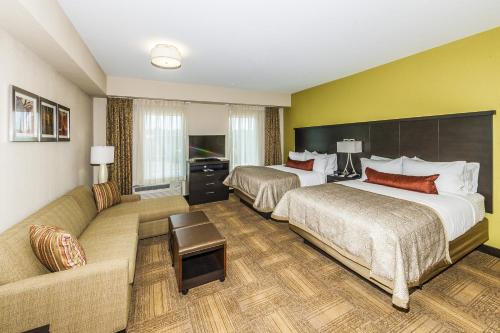 Studio Suite with Two Double Beds and Mobility Accessible Tub