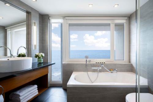 Corner Sea View Suite image 5